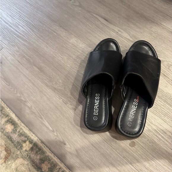 Berness Women's Black Mules - Picture 1 of 3